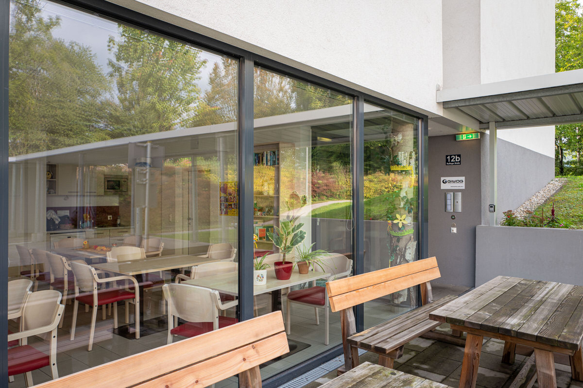 Fensterfront des Betreubaren Wohnen mit Bänken