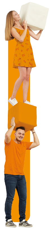 Junge hält einen orangen Würfel auf dem ein junges Mädchen steht und einen weißen Würfel hält
