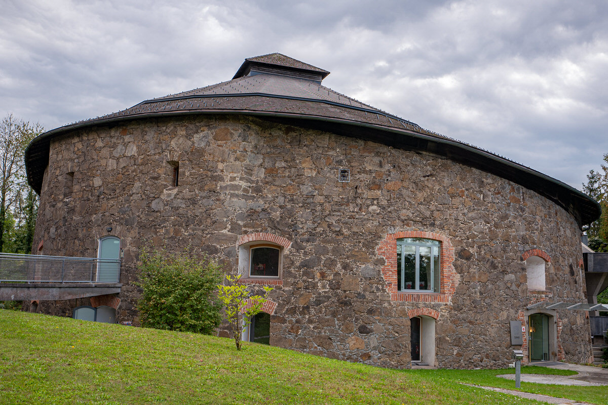 Turm 9 von außen mit grüner Wiese