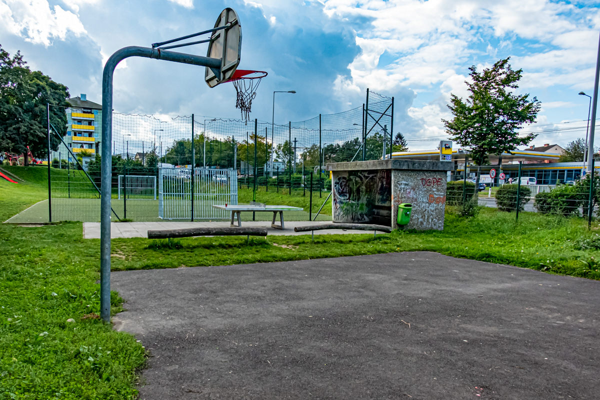 Basketballkorb und Bank