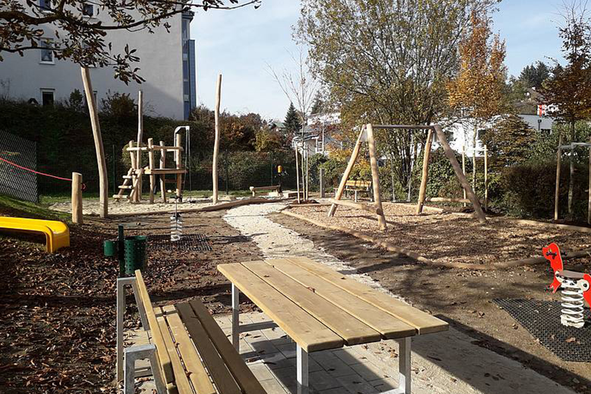 Spielplatz Nussböckstraße mit Rutsche und Tisch mit Bank
