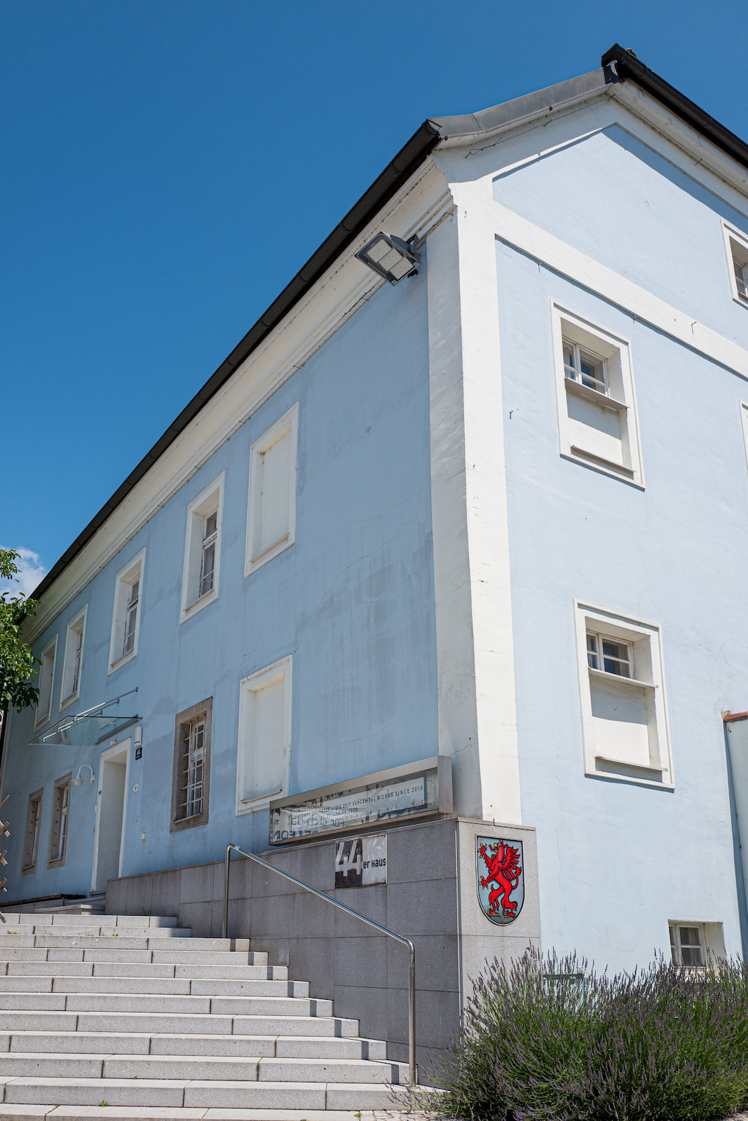 blaues Gebäude mit Leondinger Wappen