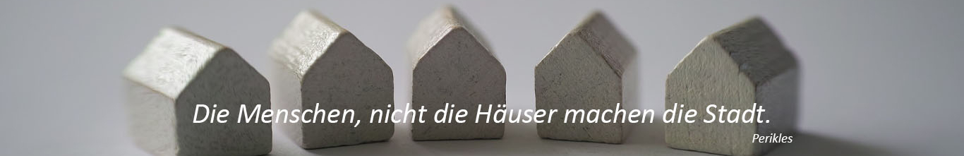grauer Hintergrund mit 5 Häuser und dem Spruch von Perikles: Die Menschen, nicht die Häuser machen die Stadt.