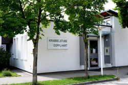 Zwei Bäume, im Hintergrund ist die Krabbelstube Doppl-Hart II ersichtlich