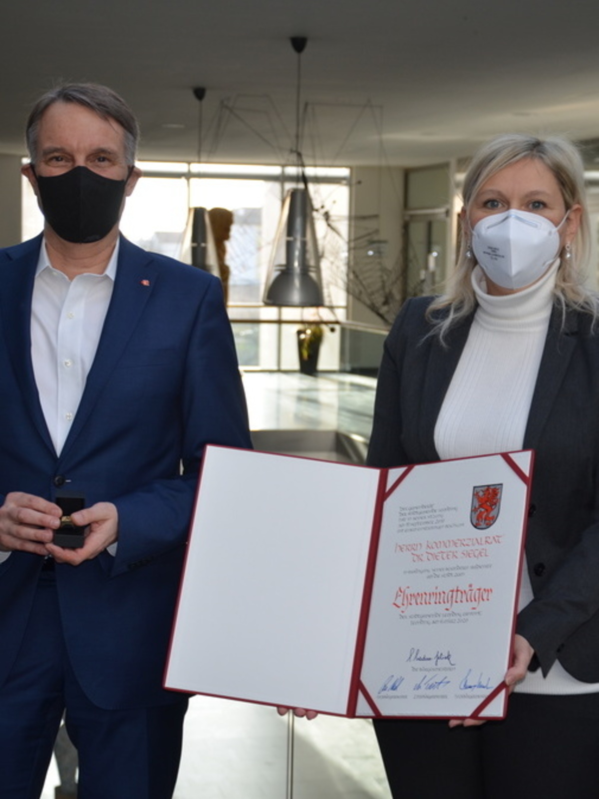 Ehrenringerträger Dieter Siegel und Bürgermeisterin