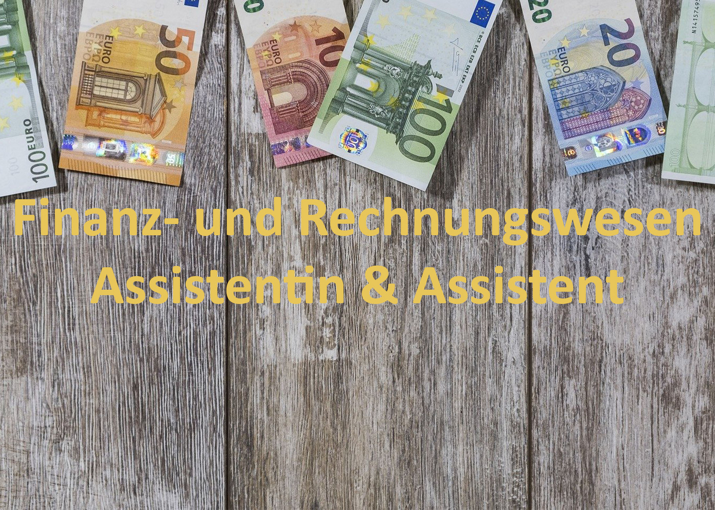 Holzuntergrund mit Geldscheinen am oberen Rand