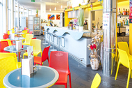 Bistro mit gelben und roten Plastikstühlen