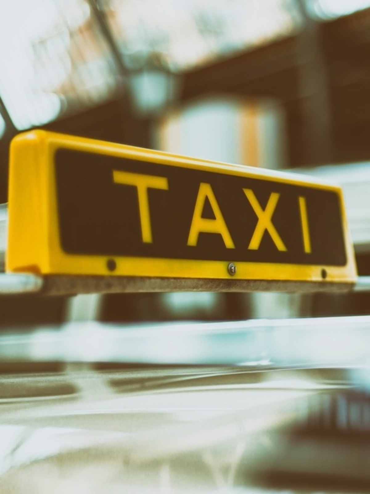 Taxischild auf einem Auto
