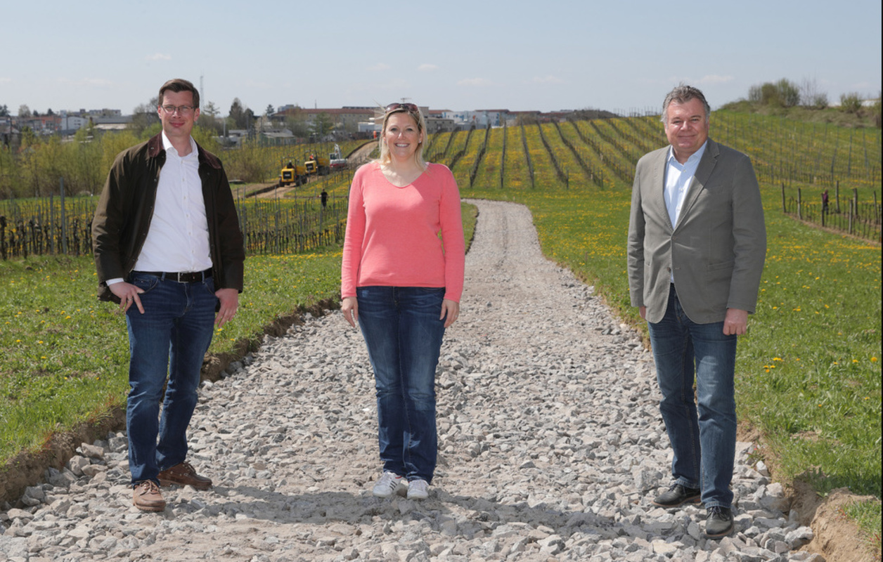 3 Personen am Radweg
