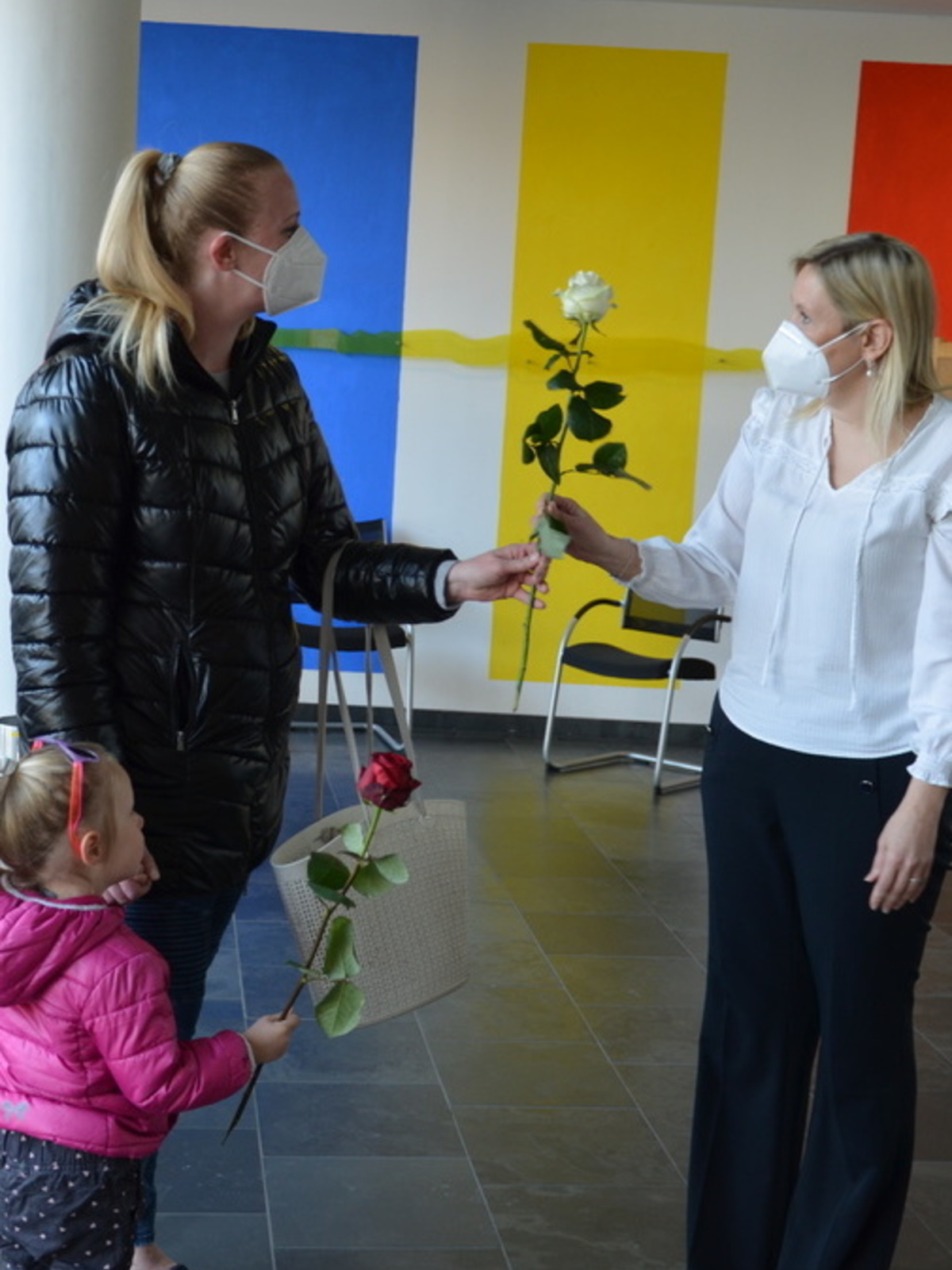 Bürgermeisterin übergibt Rosen