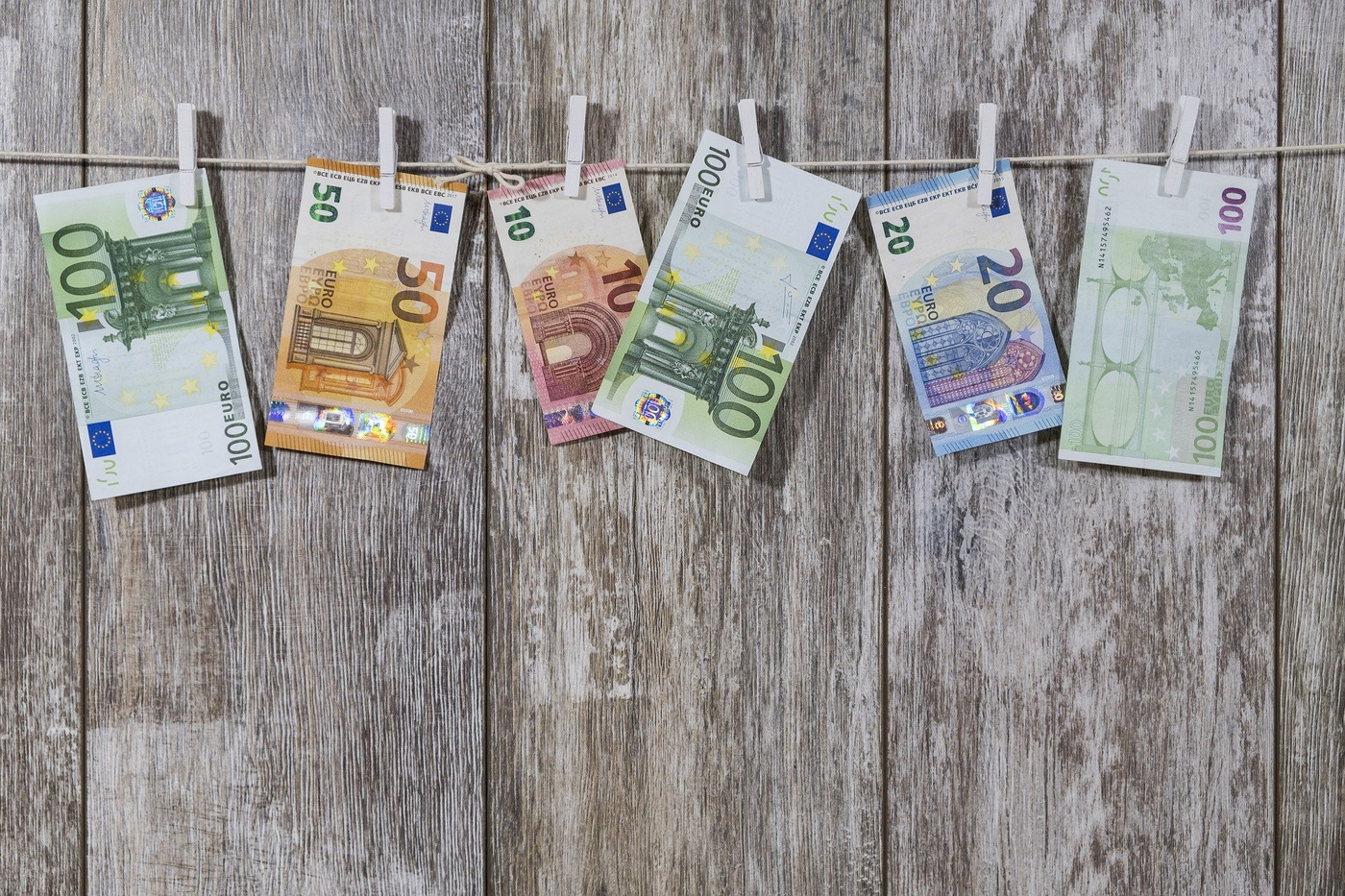 Holzuntergrund mit Geldscheinen am oberen Rand