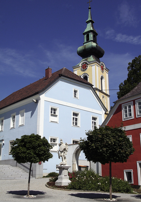 Blaues Haus im vor der Kirche