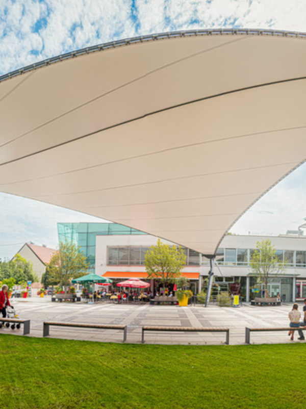 Stadtplatz Leonding mit Sonnensegel