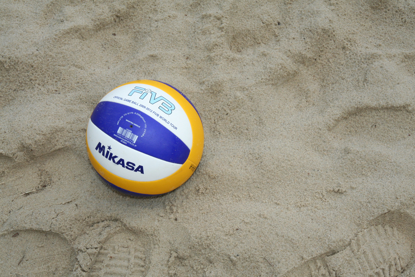 Volleyball liegt im Sand