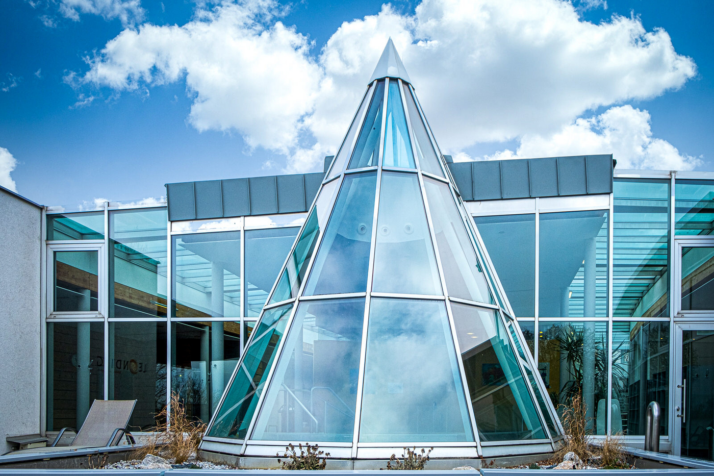 Pyramiden-Glaskuppel und Glasfront