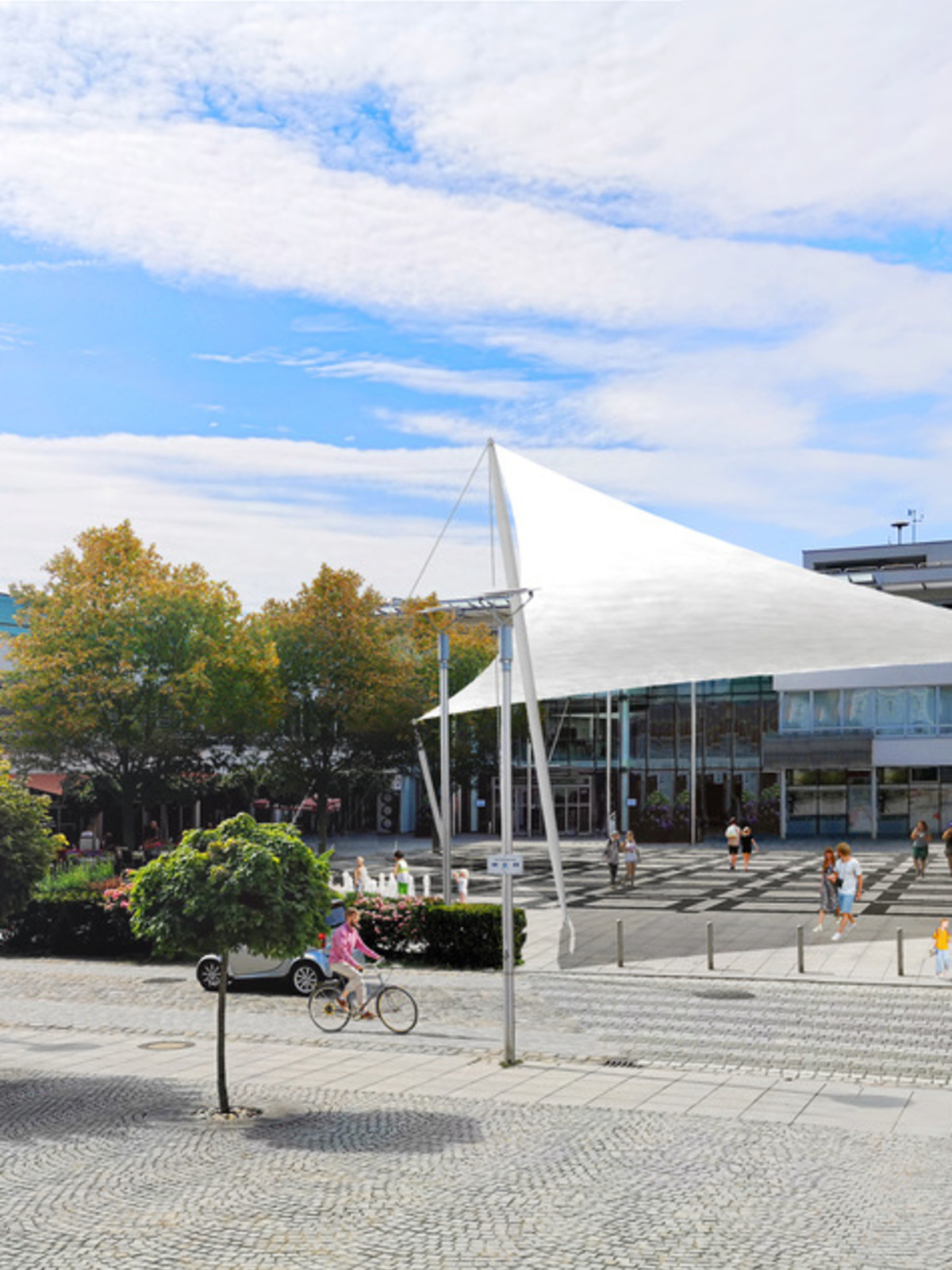 Neuer Stadtplatz mit Sonnensegel
