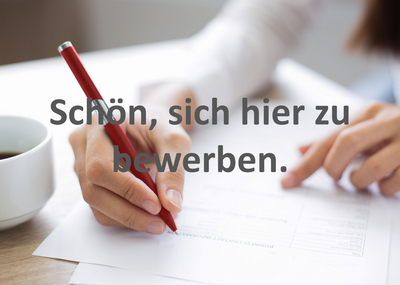 Frau in Bluse schreibt mit rotem Kugelschreiber auf weißen Papier