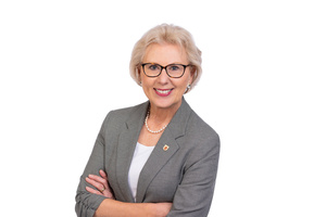Stadträtin Adelheid Ebenberger mit grauem Blazer und weißer Bluse