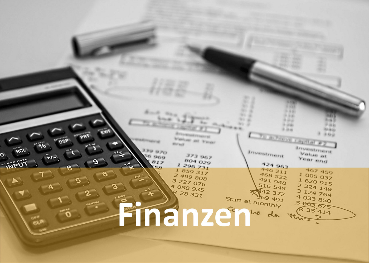 Taschenrechner, Stift und Rechnung