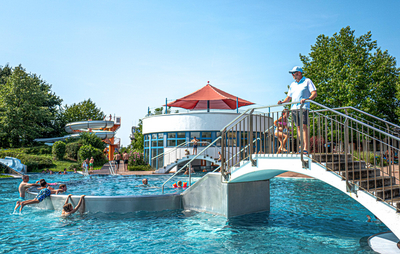 Mann beaufsichtigt die Kinder im Freibad-Becken