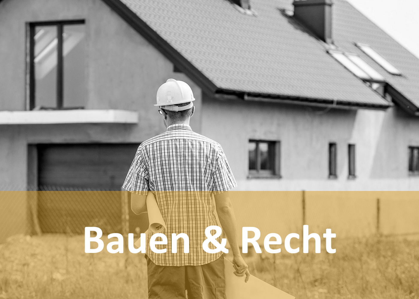 Mann mit Baustellenhut und Plan vor einem Haus