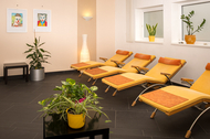 Raum mit gelben Liegen mit orangen Auflagen