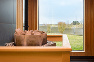 Sauna von innen mit Saunaofen und Ausblick ins Grüne 