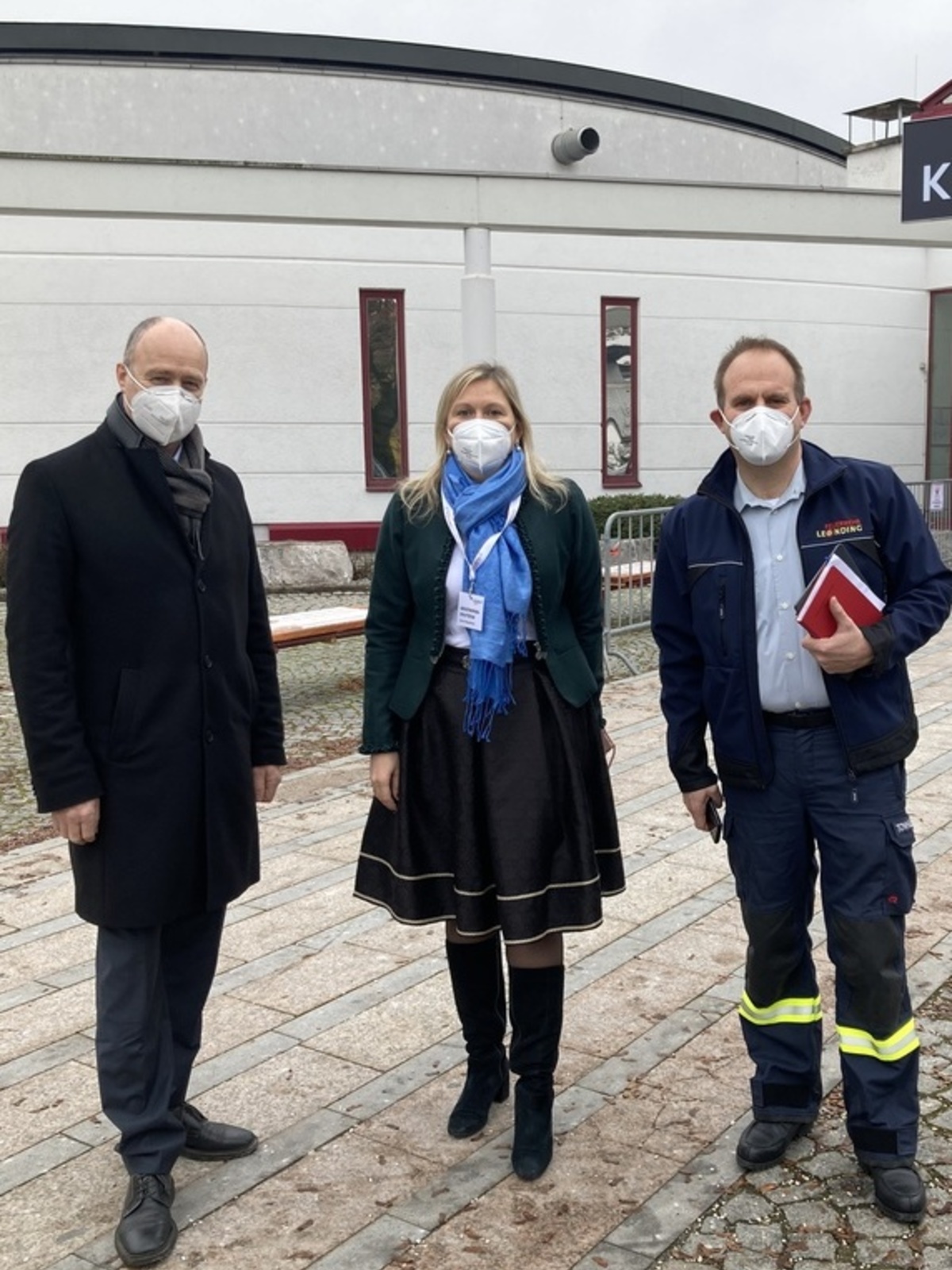 Bürgermeisterin mit Bezirkshauptmann und Pflichtbereichskommandant