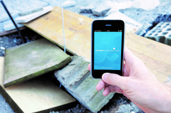 Handy, dass einen Schaden in der Stadt Leonding fotografiert 