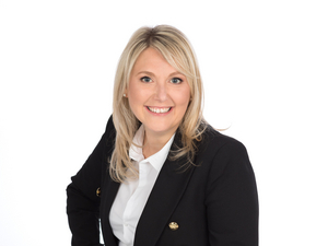 Bürgermeisterin Sabine Naderer-Jelinek mit schwarzem Blazer und weißer Bluse
