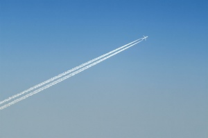 Flugzeug mit Kondensstreifen