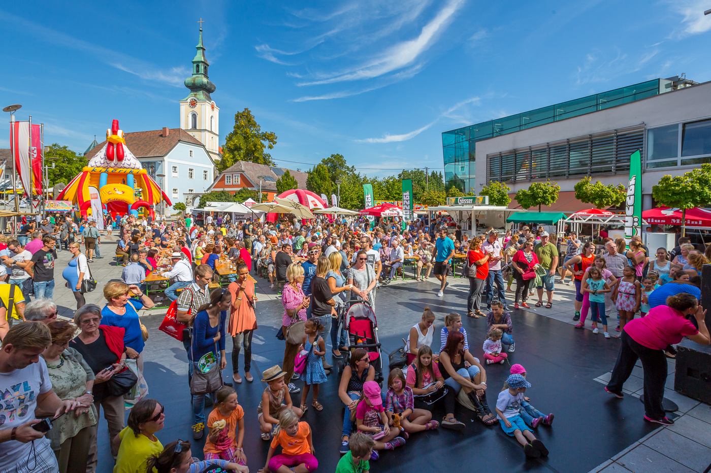 Menschmenge am Stadtplatz Leonding beim Stadtfest
