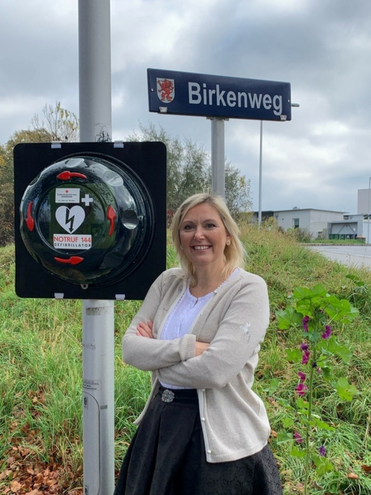 Bürgermeisterin bei Defibrillator am Birkenweg